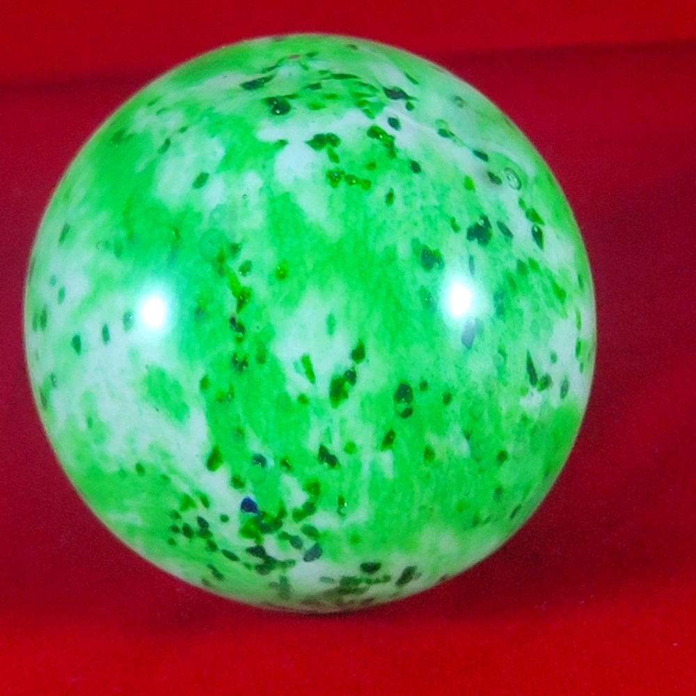 BEAUTIFUL STUDIO ART GLASS PAPERWEIGHT, LARGE.